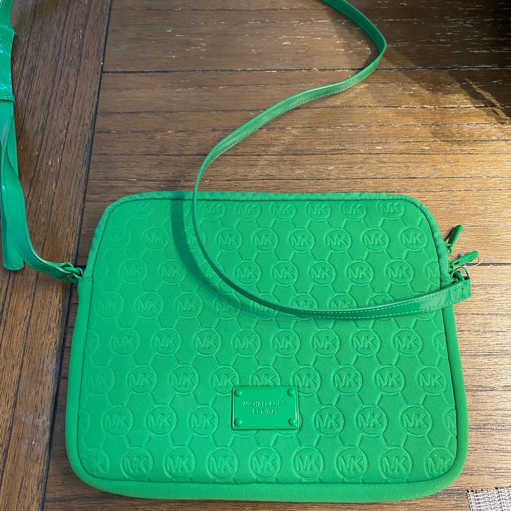 Michael Kors ipad bad